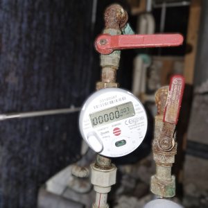 Atsakome į dažniausiai užduodamus klausimus apie nuotolinės apskaitos karšto vandens skaitiklius